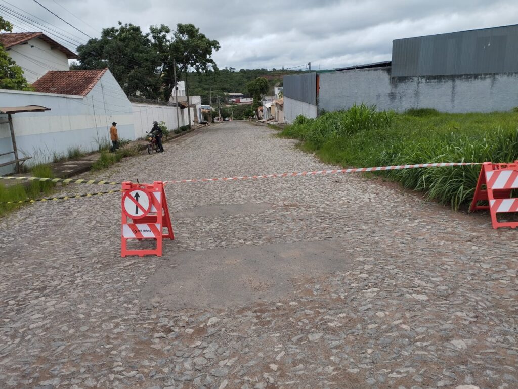 vazamento-de-5-mil-litros-de-produto-inflamavel-mobiliza-bombeiros-e-isola-rua-em-divinopolis