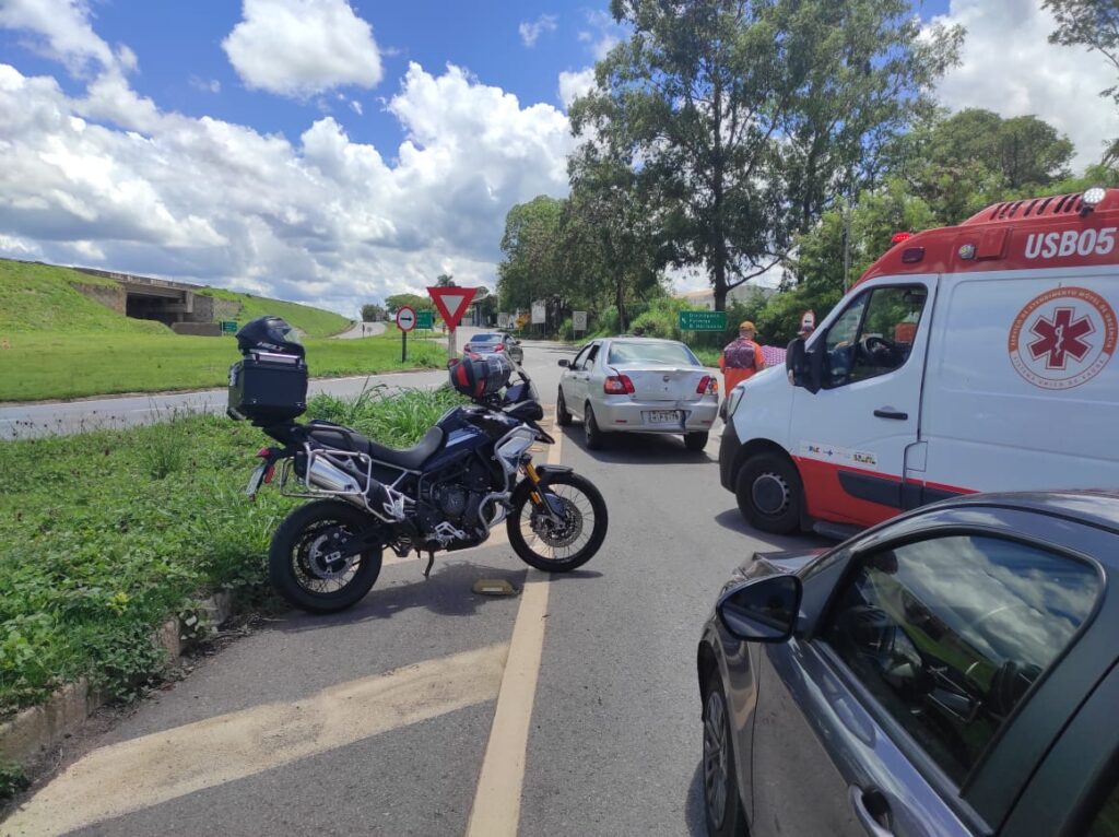 colisao-entre-carro-e-motocicleta-deixa-duas-pessoas-feridas-na-br-494-em-divinopolis