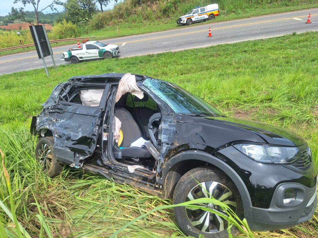 colisao-entre-onibus-e-carro-deixa-uma-mulher-morta-e-um-homem-gravemente-ferido-na-mg-050-em-itauna