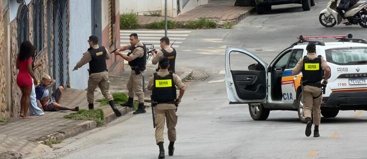 confusao-no-niteroi-termina-com-agressao-a-policiais-apos-denuncia-de-briga-de-casal-em-divinopolis