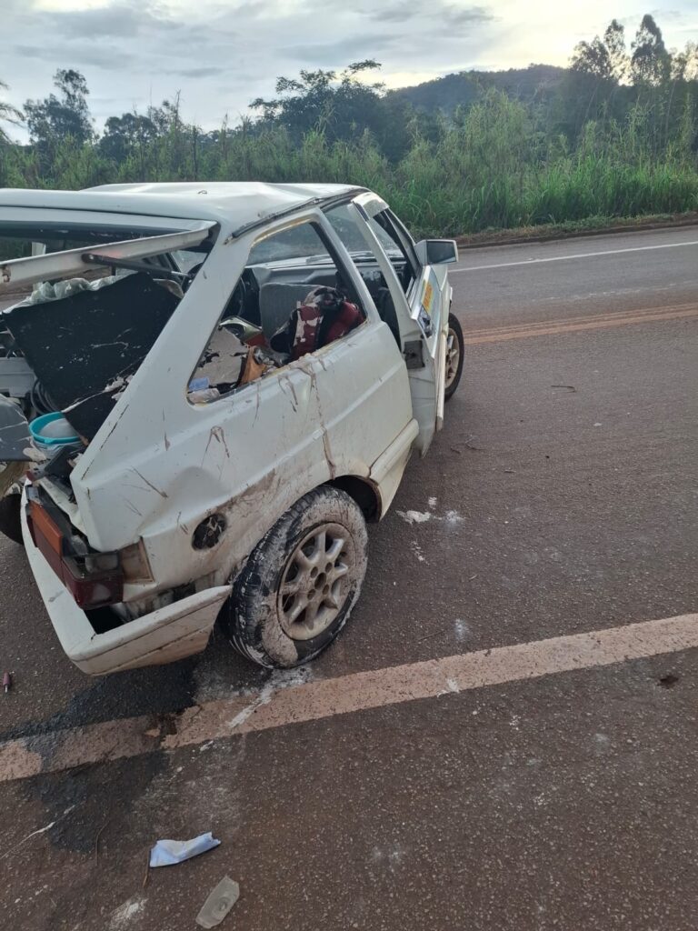 batida-entre-fiat-uno-e-vw-gol-deixa-quatro-feridos-na-mg-431-em-itauna