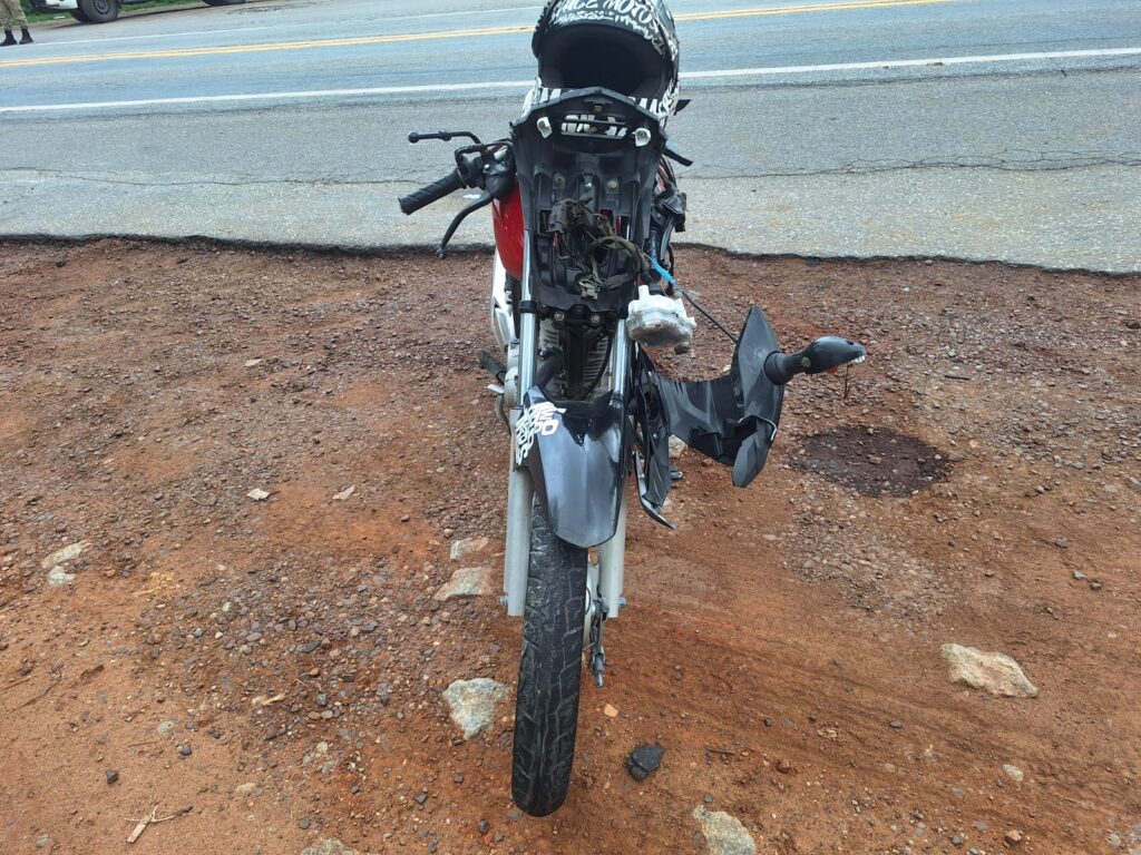 colisao-entre-caminhao-e-motocicleta-deixa-jovem-gravemente-ferido-na-mg-050