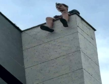 alerta-de-falta-de-preparo-de-portarias-de-predios-comerciais:-jovem-sobe-em-edificio-com-historico-de-incidentes-e-ninguem-o-impede