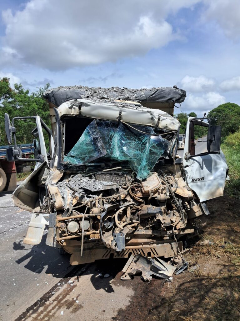 batida-envolvendo-carretas-deixa-motorista-gravemente-ferido-na-br-354-em-arcos