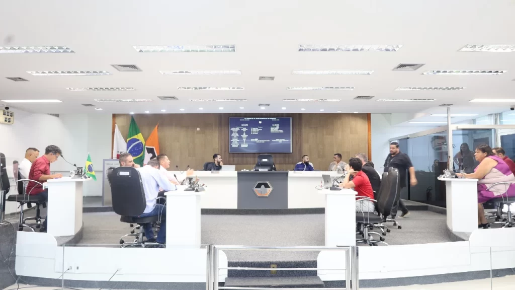 vereadores-aprovam-aumento-do-salario-e-ampliam-numero-de-cadeiras-em-divinopolis
