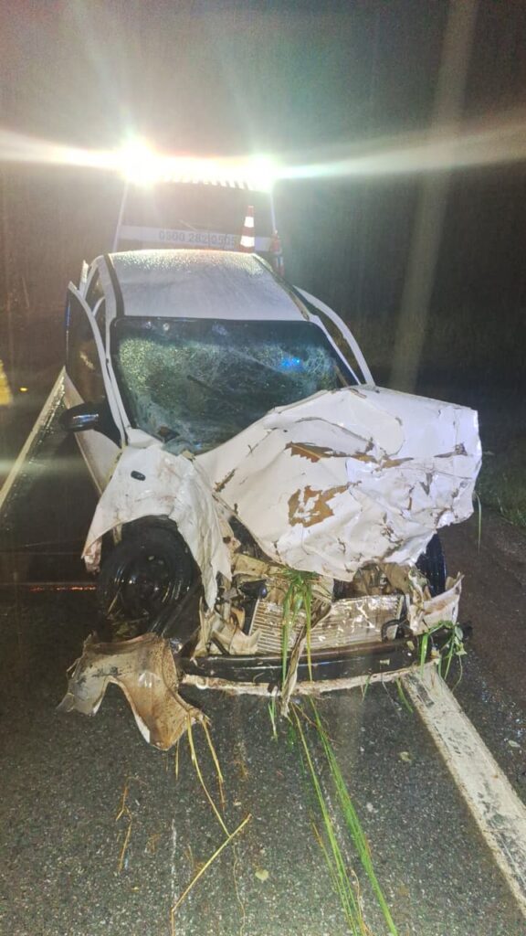 batida-entre-automovel-e-carreta-na-mg-050-deixa-um-ferido-em-pedra-do-indaia