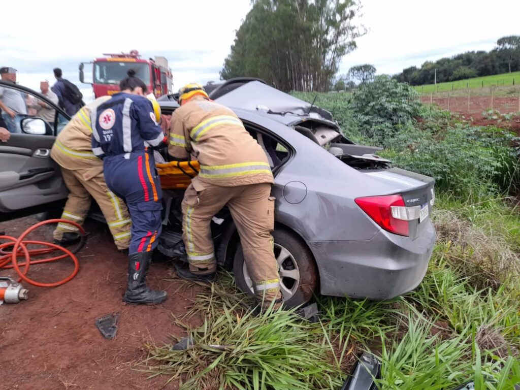 batida-entre-saveiro-e-civic-deixa-adolescente-preso-as-ferragens-na-mg-170-em-arcos