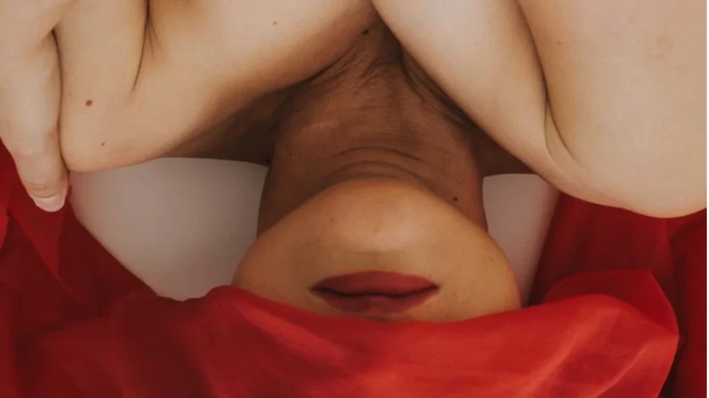 mostra-“um-corpo”-ocupa-o-teatro-usina-gravata-com-reflexao-sobre-o-corpo-feminino