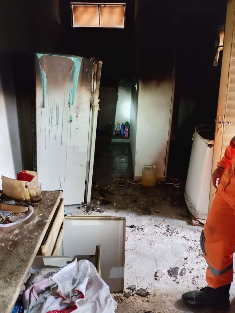 incendio-em-residencia-provoca-danos-materiais-em-iguatama