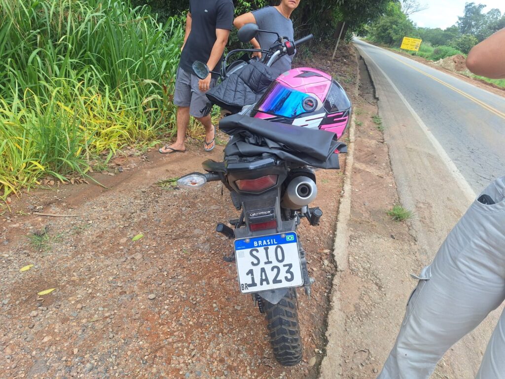 mulher-fica-ferida-apos-colisao-entre-carro-e-moto-na-mg-431-em-para-de-minas