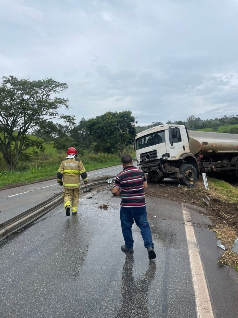 caminhao-tanque-fica-destruido-apos-sair-da-pista-e-perder-o-controle-na-br-381-em-oliveira