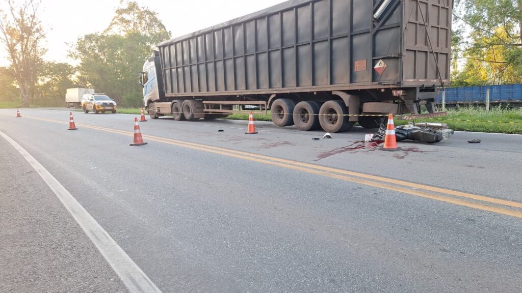 motociclista-morre-apos-colisao-com-carreta-parada-na-mg-050
