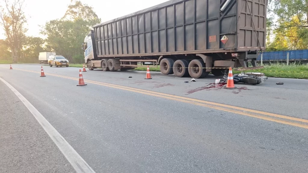 homem-morre-ao-bater-moto-em-carreta-parada-na-mg-050