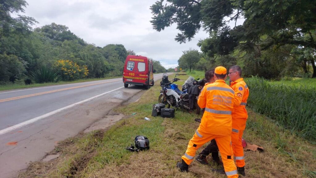 colisao-entre-moto-e-caminhonete-deixa-ferido-na-mg-050-em-corrego-fundo