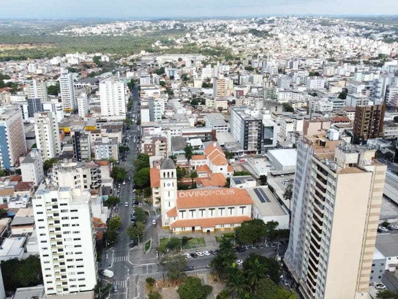 cdl-divulga-horario-especial-de-natal-2025-e-ano-novo-para-o-comercio-em-divinopolis
