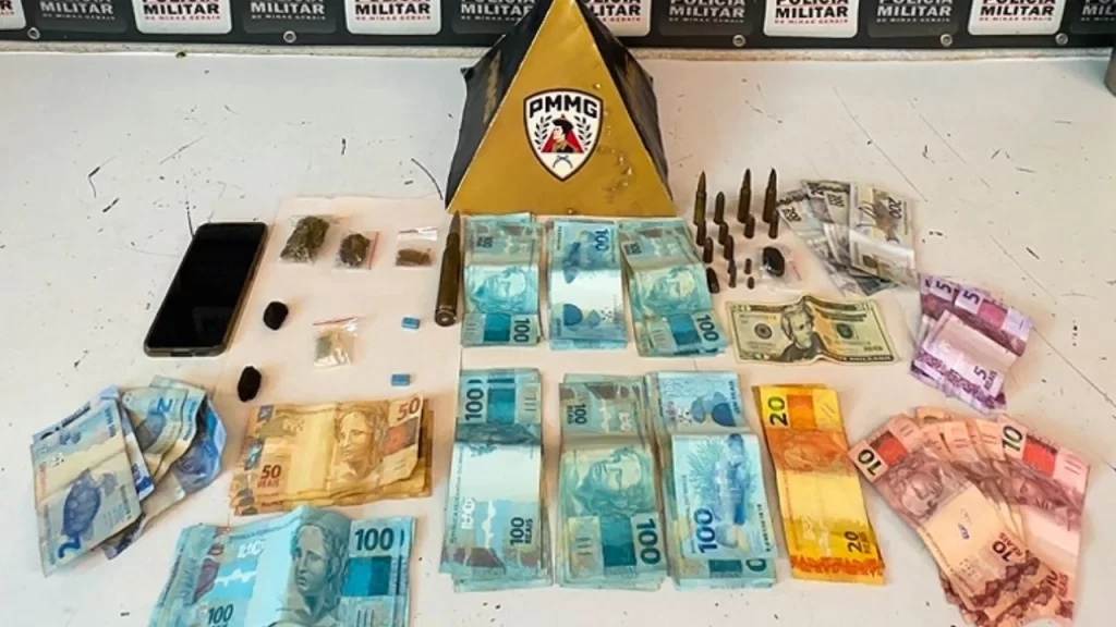 motociclista-e-preso-com-r$-7-mil-em-“delivery”-de-drogas-em-divinopolis