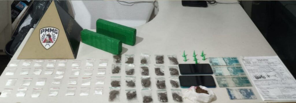 pm-apreende-barras-de-maconha-e-cocaina-com-motociclista-em-delivery-de-drogas-em-claudio