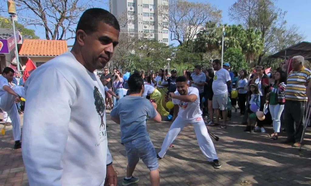 espirito-natalino-o-ano-todo:-professor-ensina-capoeira-de-graca-em-itauna