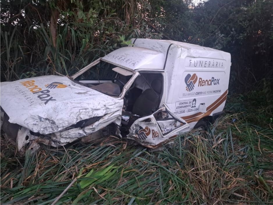 colisao-na-br-494-deixa-dois-motoristas-feridos-apos-invasao-de-contramao-em-nova-serrana