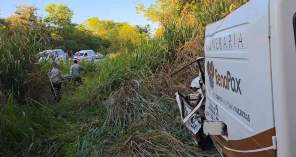 bombeiros-detalham-acidente-com-carro-funerario-na-br-494-entre-nova-serrana-e-divinopolis