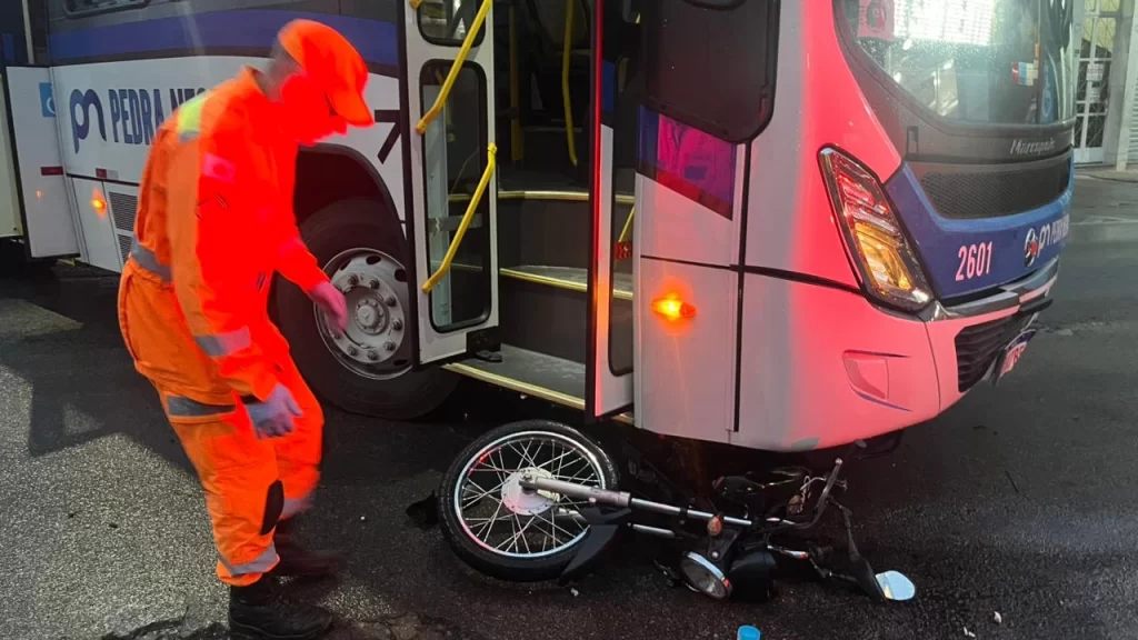 onibus-e-moto-batem-em-itauna-e-jovem-vai-para-hospital