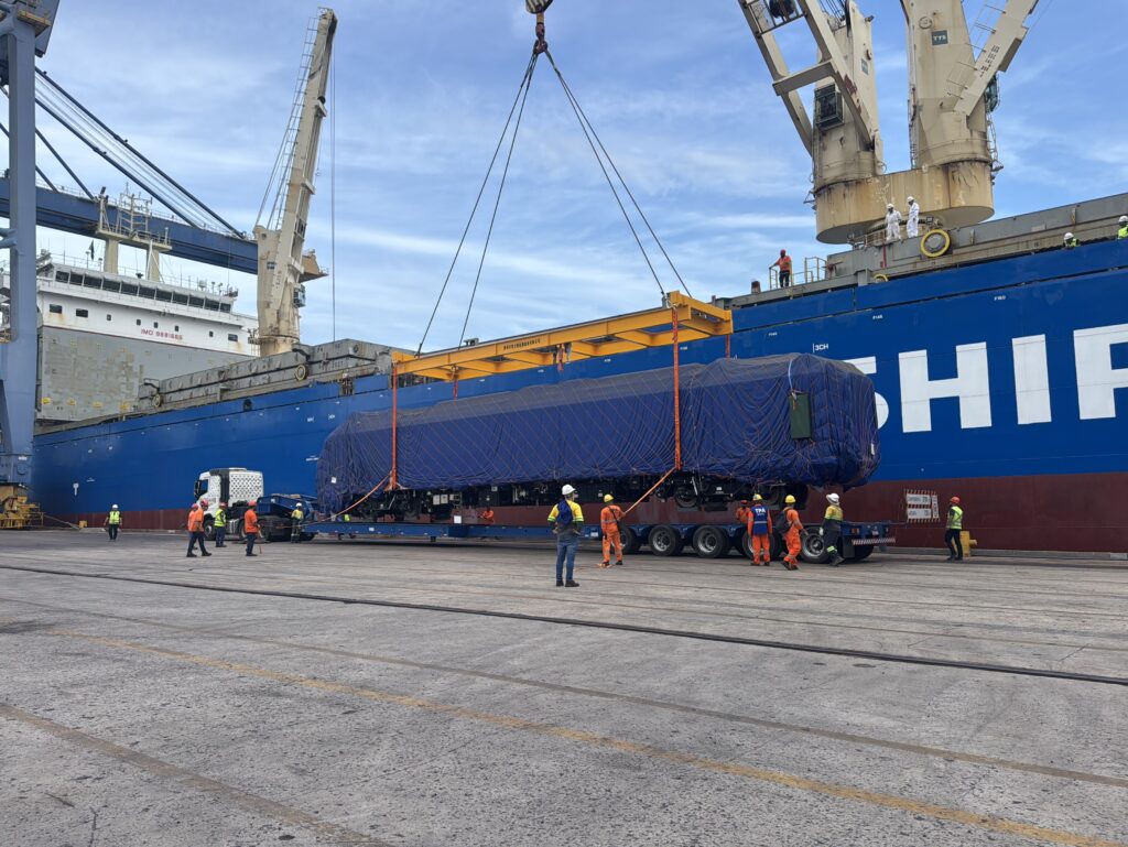 primeiro-dos-novos-trens-do-metro-da-rmbh-chega-ao-brasil-e-reforcam-modernizacao-do-sistema