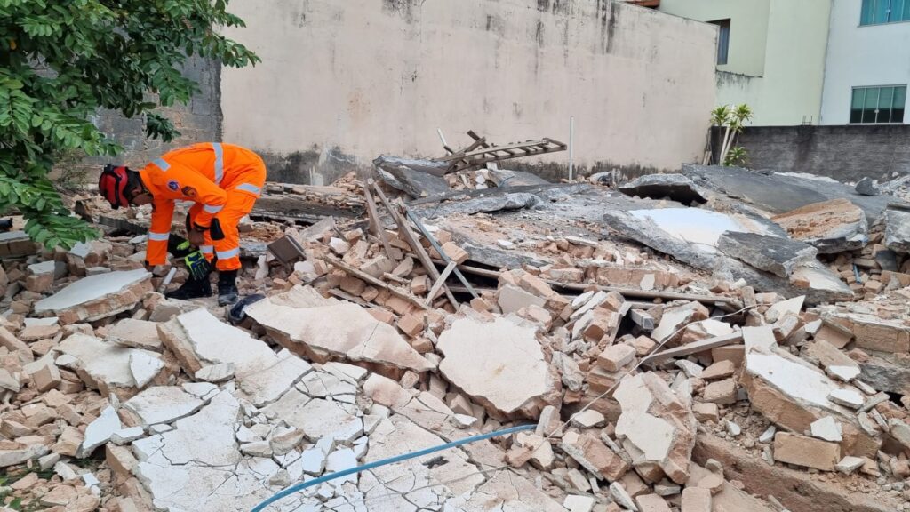 desabamento-de-laje-deixa-vitima-fatal-no-bairro-levindo-de-paula-pereira-em-divinopolis;-veja-o-video
