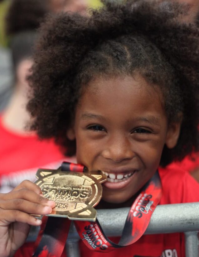 bonequinha-preta-patua-vence-todos-os-5-campeonatos-de-2025-e-se-torna-fenomeno-infantil-da-capoeira
