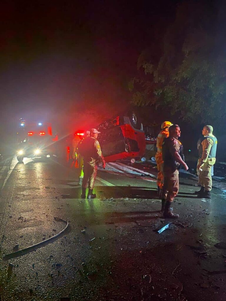 jovem-morre-em-colisao-frontal-entre-carro-e-caminhao-na-br-494-em-carmo-da-mata