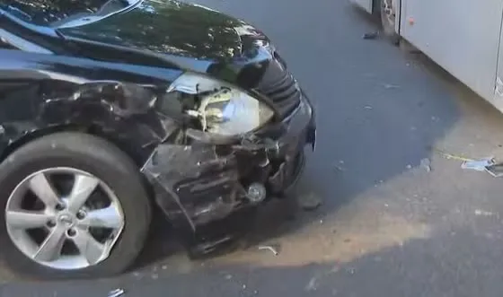 distracao-intima-termina-em-batida:-motorista-admite-a-pm-que-tocava-passageira-antes-de-atingir-onibus