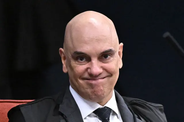 moraes-ironiza-bolsonaro-em-cerimonia-de-colacao-de-grau-logo-depois-de-transferi-lo-para-‘papudinha’