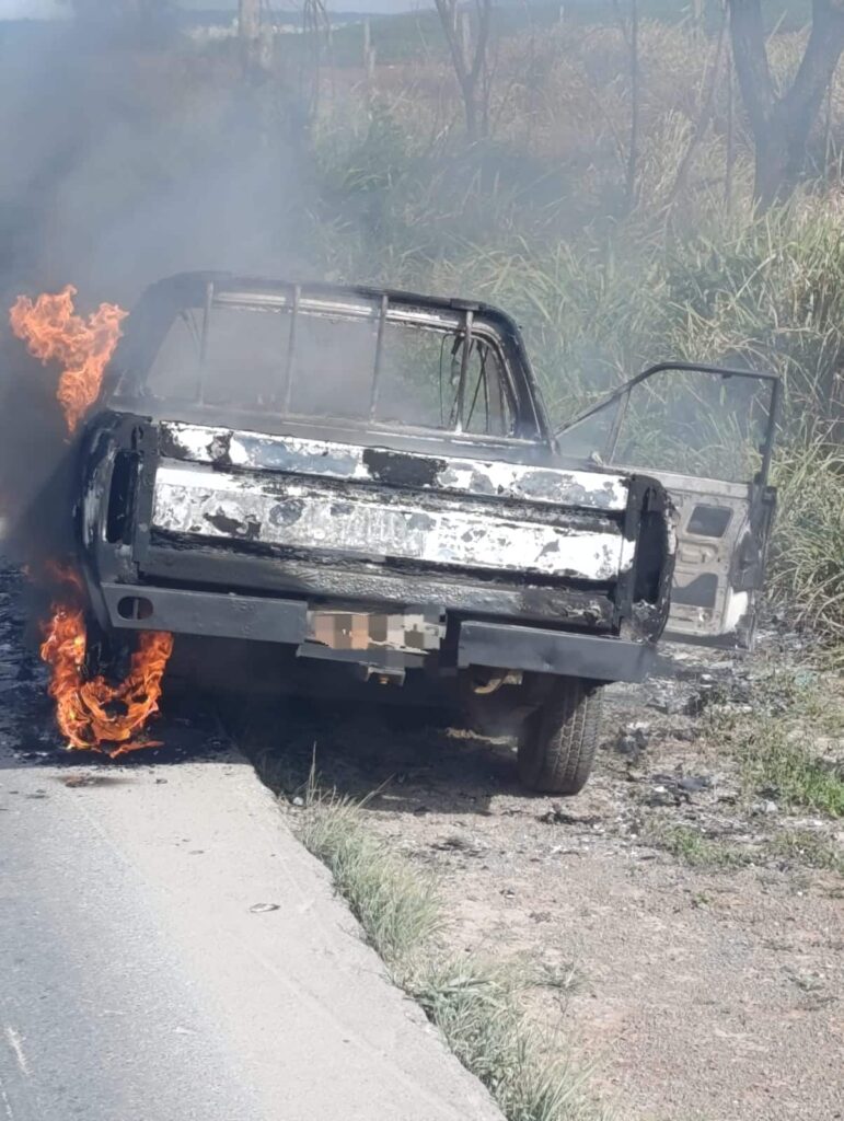 veiculo-e-tomado-pelo-fogo-no-acostamento-da-br-354