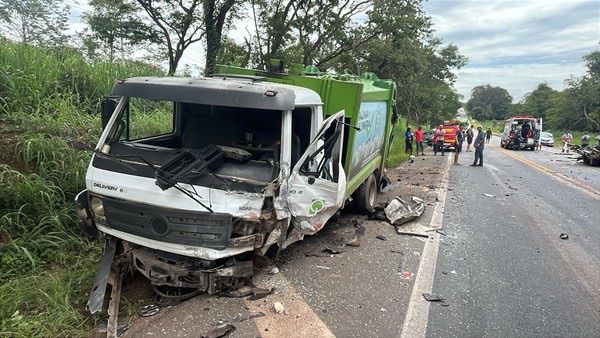 colisao-entre-carro-e-caminhao-de-lixo-na-mg-050-deixa-uma-pessoa-morta-e-outra-ferida-em-itauna;-veja-o-video