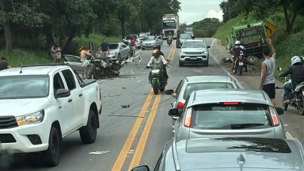 video:-acidente-entre-carro-e-caminhao-de-lixo-mata-uma-pessoa-na-mg-050