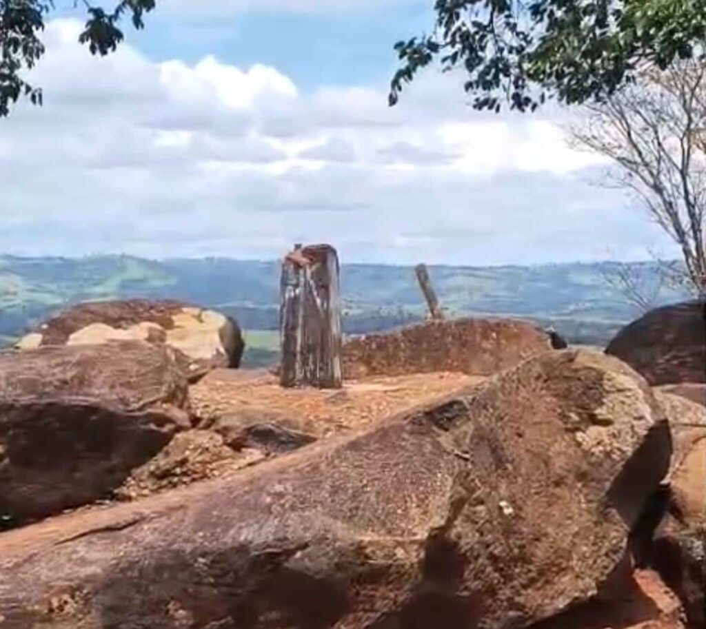 cruz-de-5,5-metros-e-200-kg-e-serrada-e-furtada-no-morro-da-gurita-em-divinopolis;-veja-o-video
