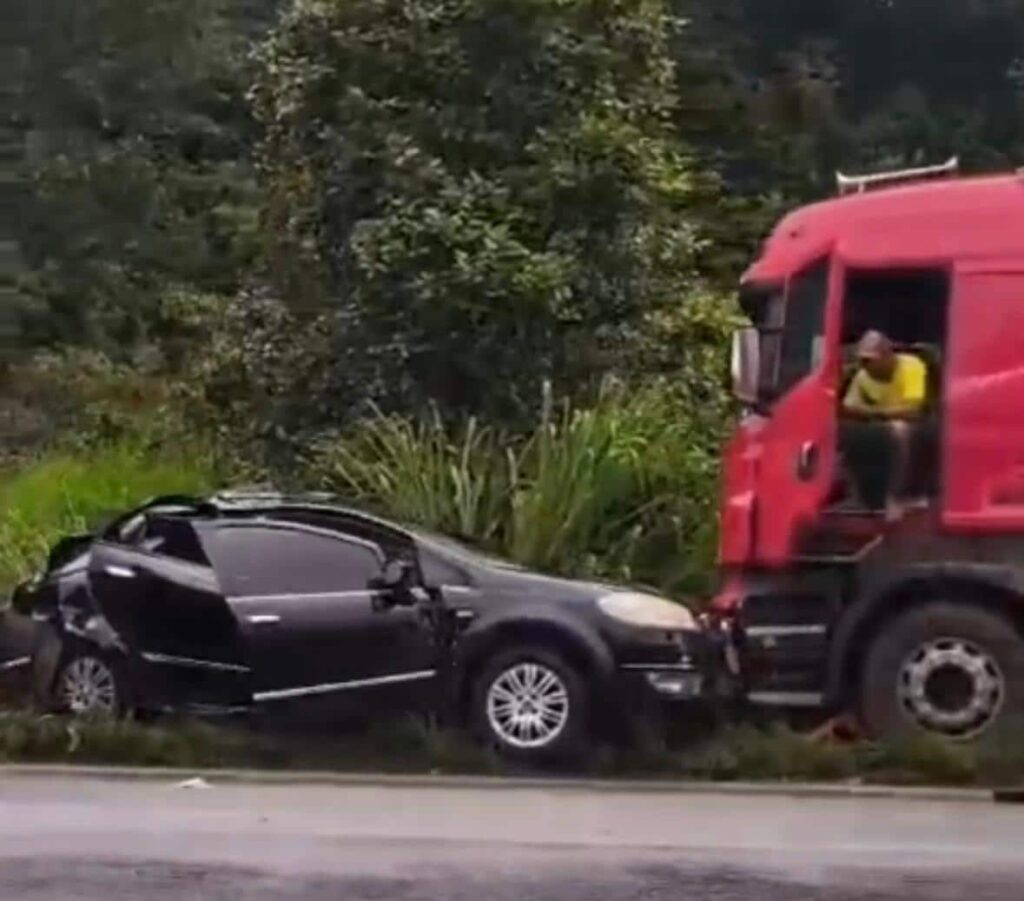 batida-entre-carro-e-carreta-deixa-motorista-gravemente-ferido-na-mg-494-em-divinopolis;-veja-o-video