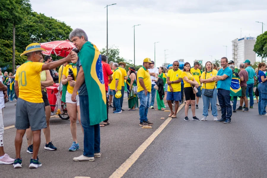 apoiadores-de-bolsonaro-se-reunem-em-brasilia-e-pedem-prisao-humanitaria-apos-transferencia-para-a-papudinha