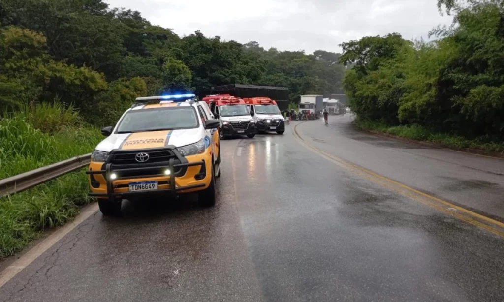 acidente-entre-carro-e-caminhao-faz-vitimas-na-br-494-entre-divinopolis-e-nova-serrana