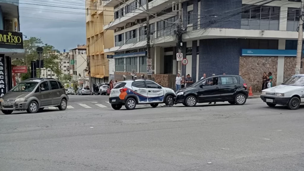 carro-do-estacionamento-rotativo-se-envolve-em-acidente-no-centro-de-divinopolis