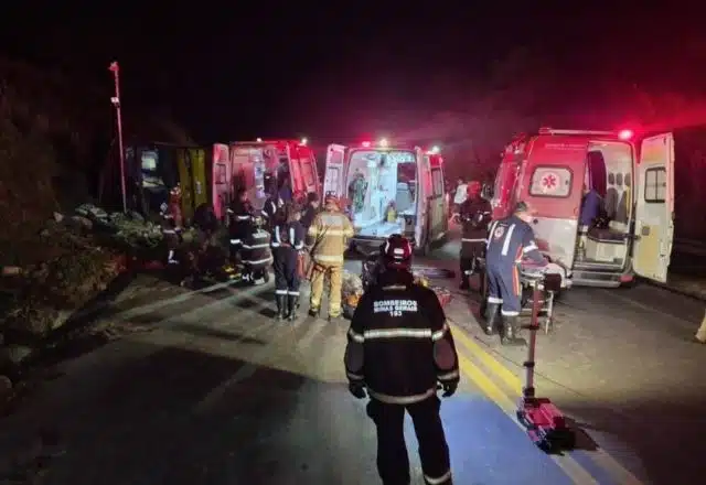 tragedia-na-br-251;-capotamento-de-onibus-deixa-cinco-mortos,-incluindo-um-bebe-e-mais-de-40-feridos