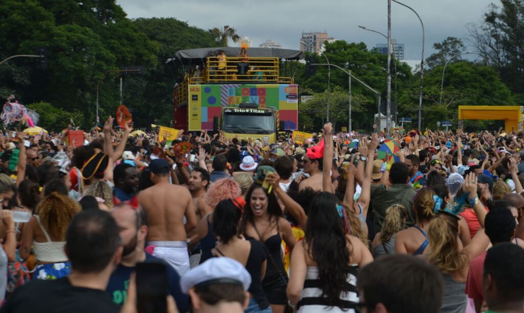 cemig-destaca-os-principais-cuidados-com-a-rede-eletrica-durante-ensaios-e-desfiles-de-blocos-de-carnaval