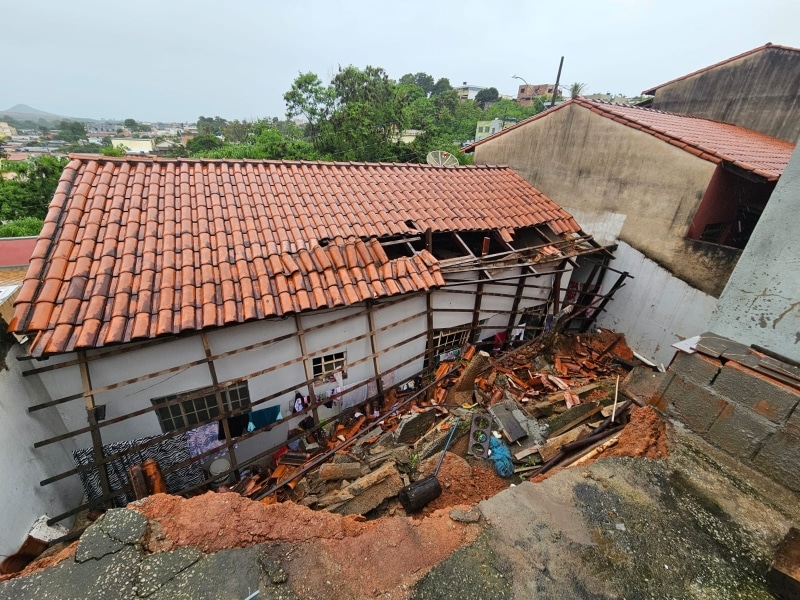 chuvas-ja-comecam-a-provocar-quedas-de-arvores-e-desmoronamento-em-divinopolis-e-mobilizam-forcas-de-emergencia