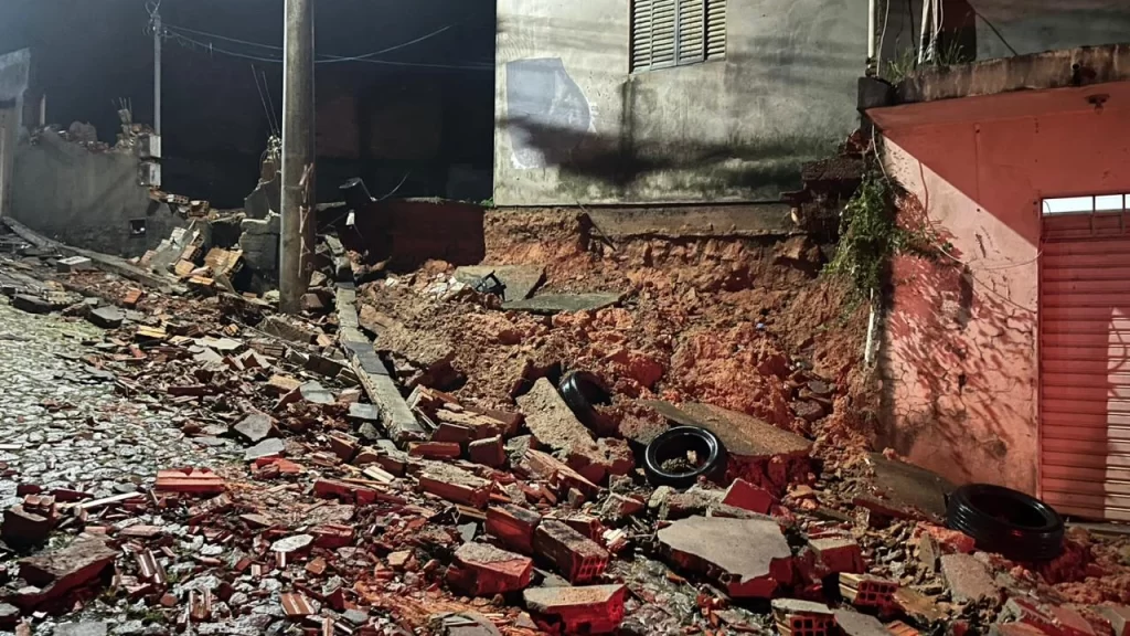 desabamento-de-muro-interdita-imovel-em-itauna