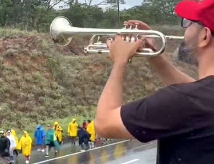 “gado-na-pista”:-trompetista-invade-rota-de-nikolas-e-causa-alvoroco