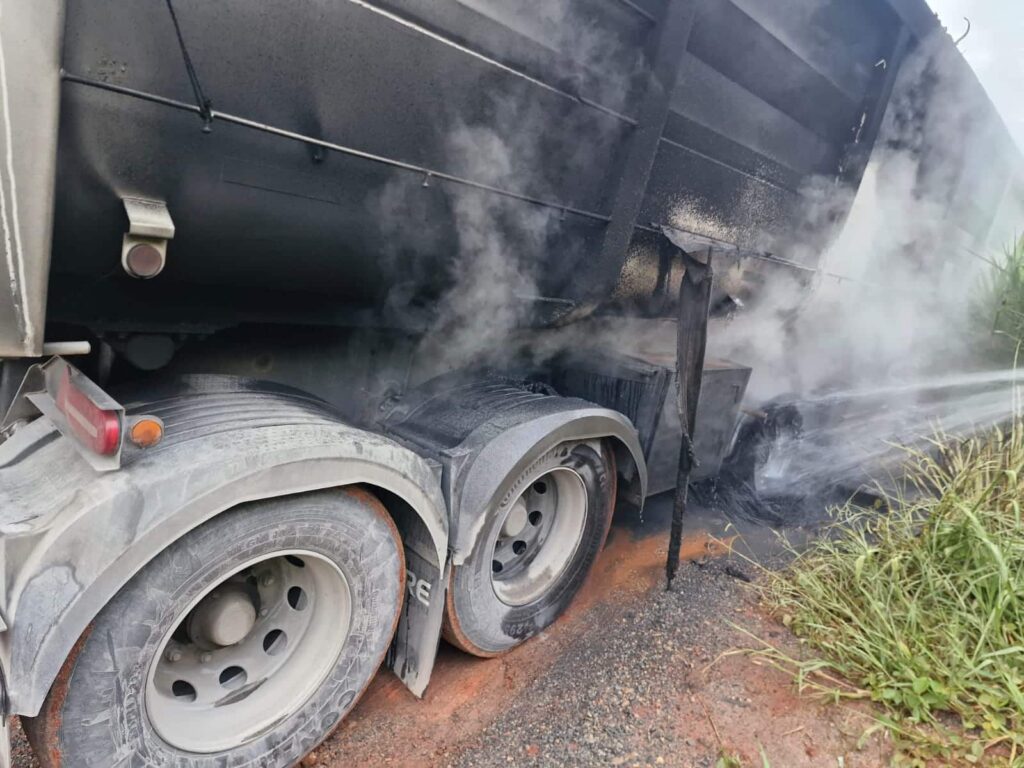 incendio-atinge-carreta-na-br-354-durante-a-madrugada-em-campo-belo