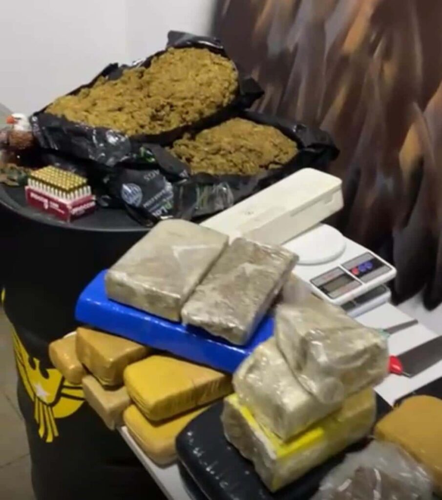 acao-da-pmmg-desarticula-ponto-de-trafico-e-apreende-grande-quantidade-de-drogas-em-itauna