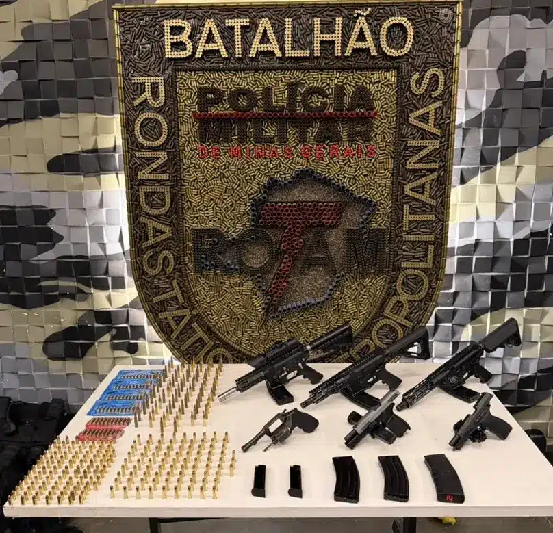 mulher-e-presa-transportando-fuzis,-pistolas-e-granada-de-faccao-criminosa