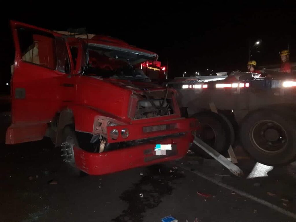 motorista-fica-gravemente-ferido-apos-caminhao-atingir-veiculos-estacionados-em-formiga
