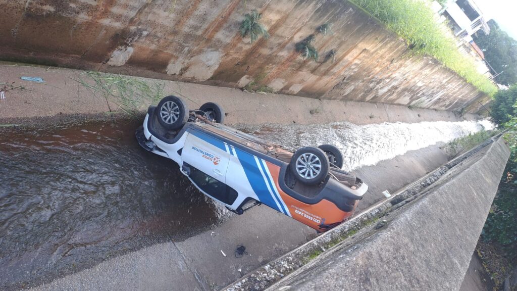 automovel-e-encontrado-dentro-de-ribeirao-em-ocorrencia-sem-vitimas-em-para-de-minas