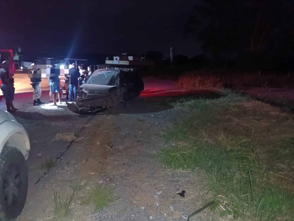 colisao-entre-automovel-e-carreta-deixa-vitima-em-estado-grave-na-mg-170-em-arcos